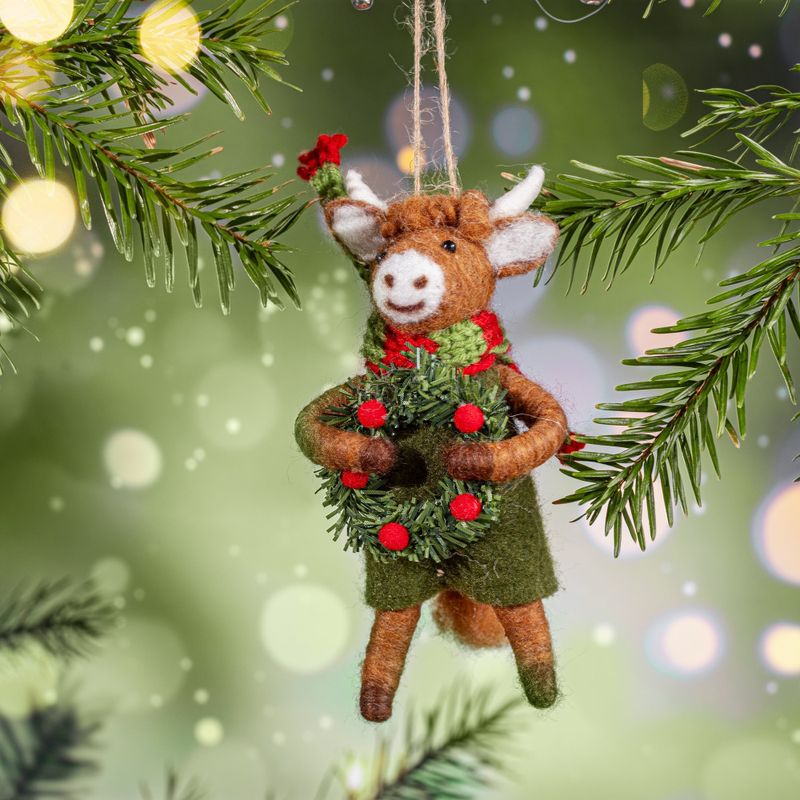 JULETREPYNT – Highland ku med julekrans – Sass & Belle