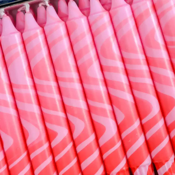 Hovedbilde HÅNDLAGET STEARINLYS – Marmor Rosa og Rød – ...