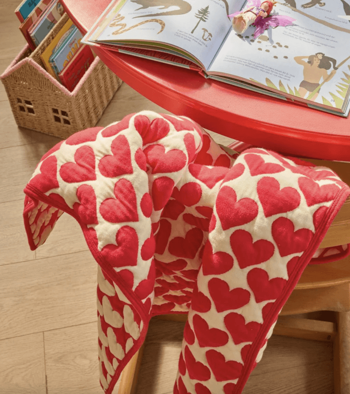 QUILT TEPPE – Røde hjerter – SMALL – Rice