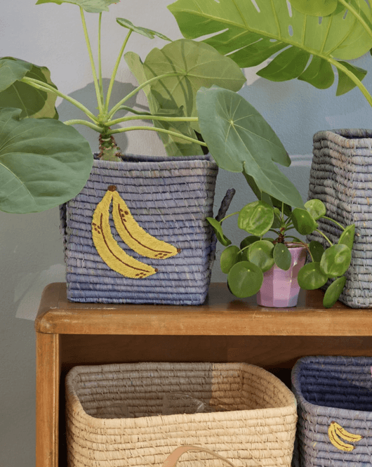 Hovedbilde LITEN KURV – Blå med bananer – Rice