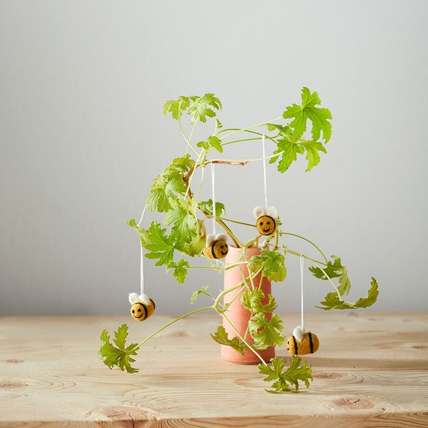 Hovedbilde OPPHENG – Bie i Ull – Gul – Aveva Design