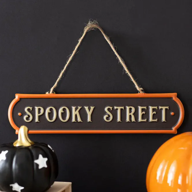 Hovedbilde SKILT – Spooky Street – Something Different