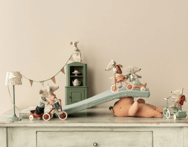 Hovedbilde STORESØSTER-MUS – Rød topp og sekk – Maileg