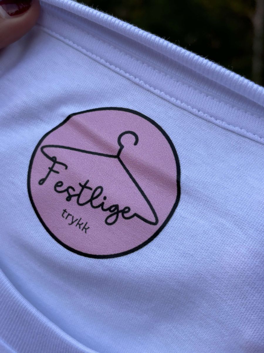T-SKJORTE – Spooky Season – Medium Fit – Festligetrykk