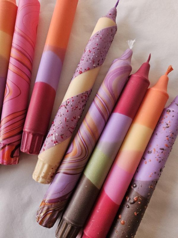 HÅNDLAGET STEARINLYS – Lilla & hvit spiral – Mrs. Miccio