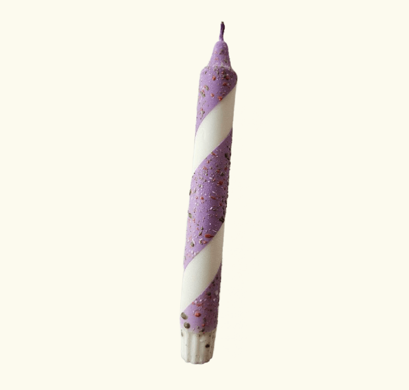 HÅNDLAGET STEARINLYS – Spiral – Lilla hvit konfetti – Mrs. Miccio
