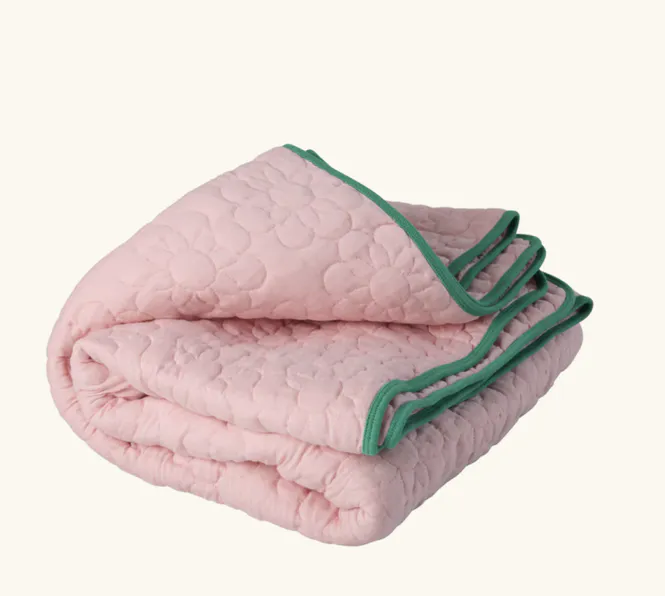 Hovedbilde QUILT TEPPE – Rosa blomster – Rice