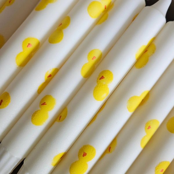 Hovedbilde HÅNDLAGET STEARINLYS – Hvitt med påskekyllinger ...