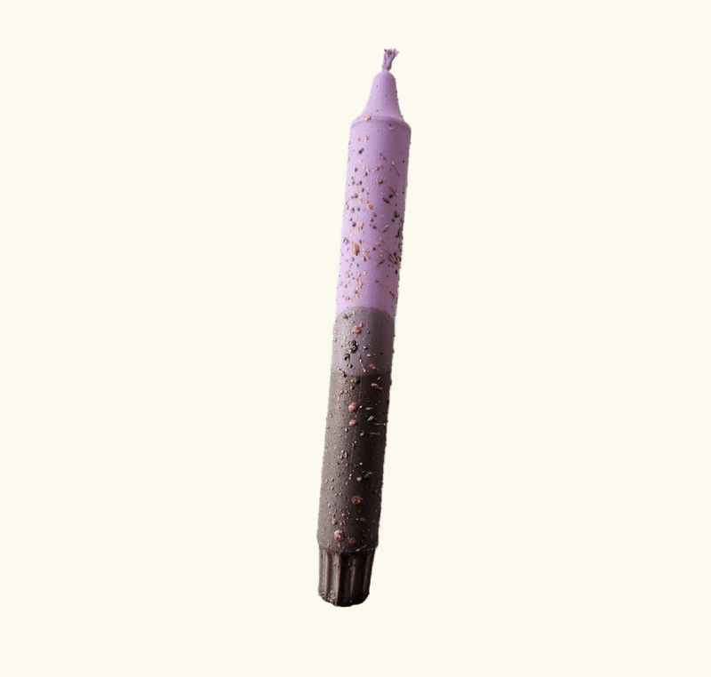 HÅNDLAGET STEARINLYS – Konfetti – Lilla brun – Mrs. Miccio