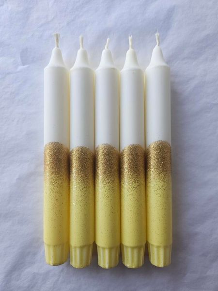Hovedbilde HÅNDLAGET STEARINLYS – Hvitt og gult med gullglitter ...