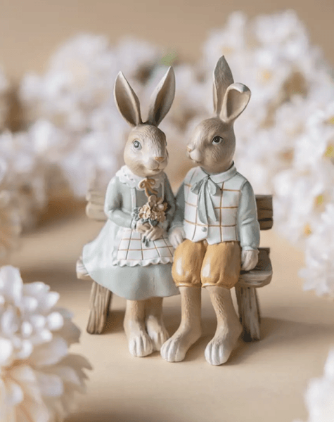 Hovedbilde PÅSKEPYNT – Kaninpar på benk – Alot