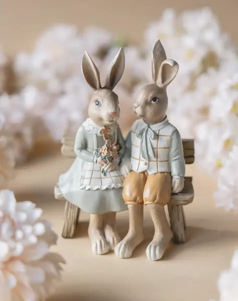 Hovedbilde PÅSKEPYNT – Kaninpar på benk – Alot