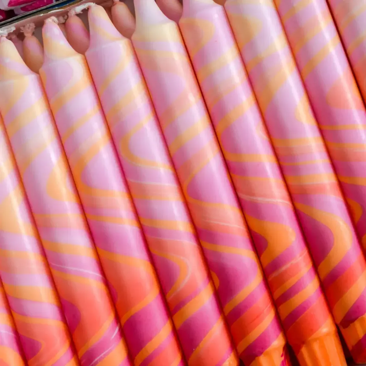 HÅNDLAGET STEARINLYS – Marmor Rosa, Oransje og Rød – Nordtrice