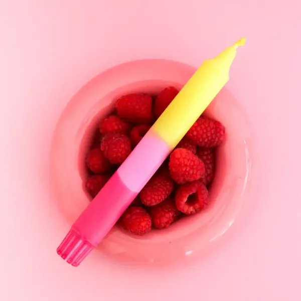 Hovedbilde HÅNDLAGET STEARINLYS – Strawberry Shake – Gul ...