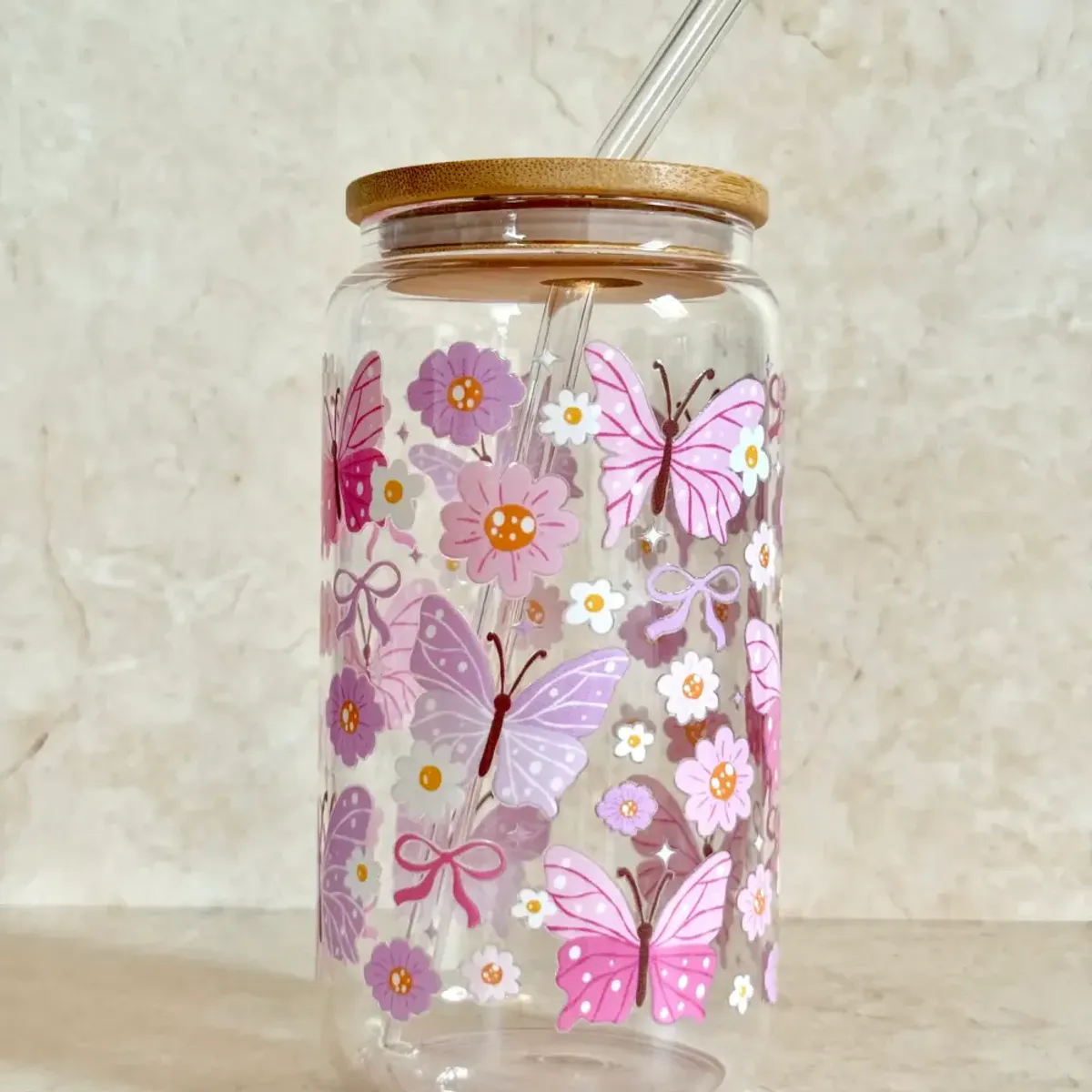 DRIKKEGLASS MED LOKK OG SUGERØR – Rosa Sommerfugler – The Cute Cloud