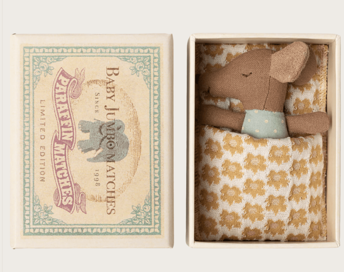 BABYMUS I FYRSTIKKESKE – Blå – Maileg