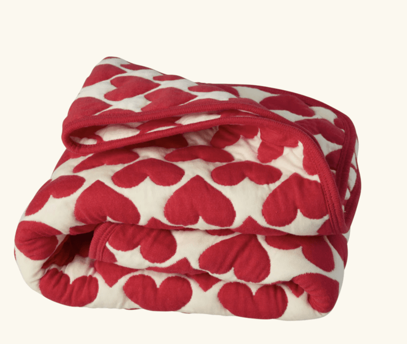 QUILT TEPPE – Røde hjerter – SMALL – Rice