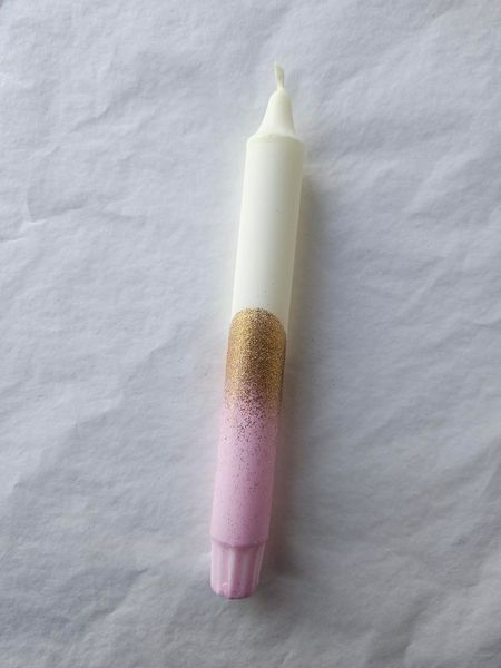 Hovedbilde HÅNDLAGET STEARINLYS – Hvitt og rosa med gullglitter ...