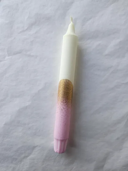 Hovedbilde HÅNDLAGET STEARINLYS – Hvitt og rosa med gullglitter ...