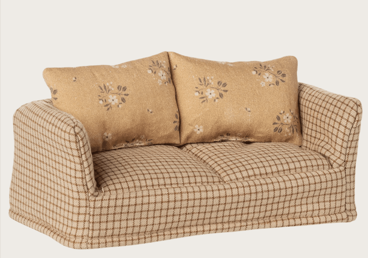 SOFA TIL MUSENE – Rutet med blomstrete puter – Maileg
